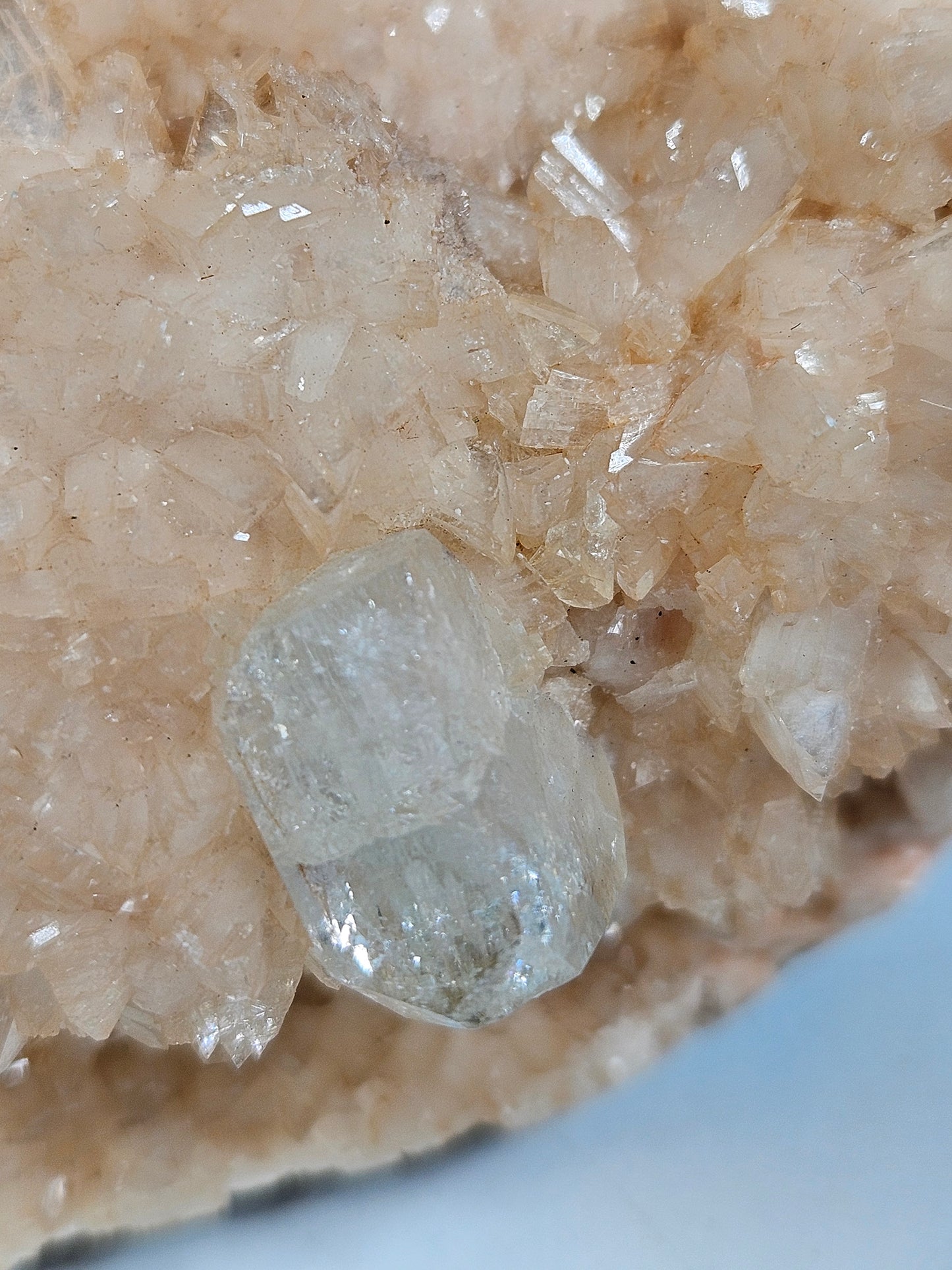 Heulandiet Geode op standvlak 1022 gram