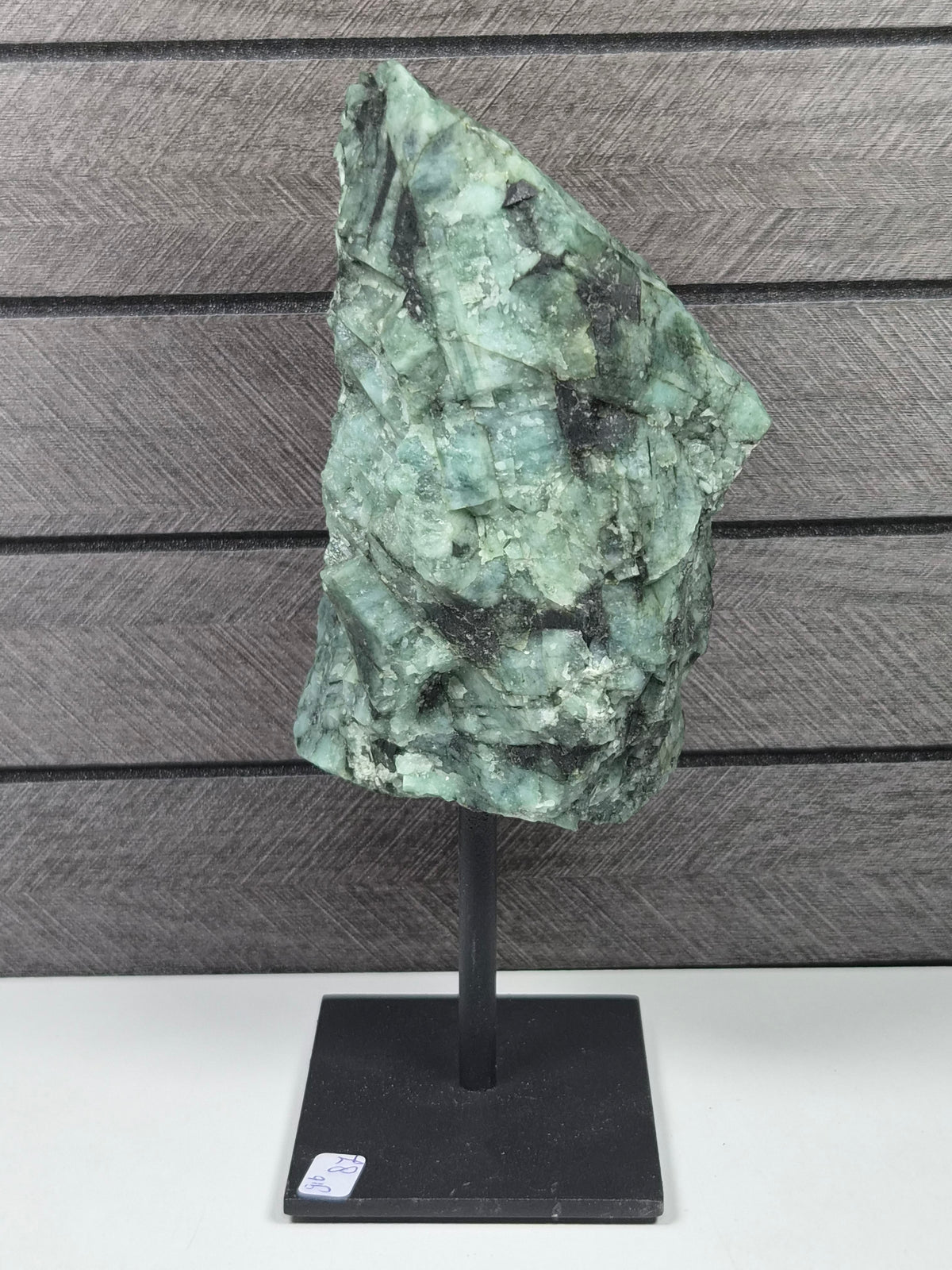 Emerald Ruw op standaard 916 gram