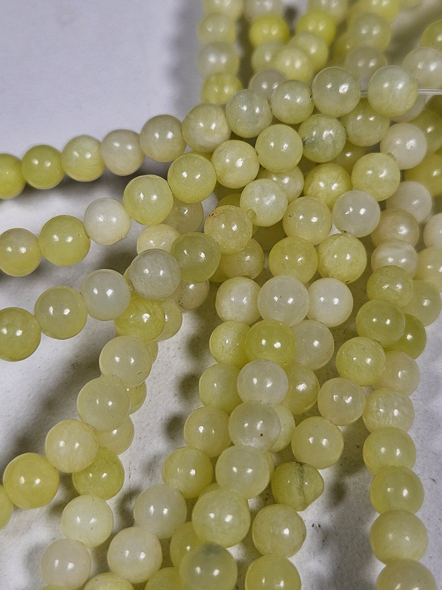 Limonengrüne Jade Perlenkette 4mm