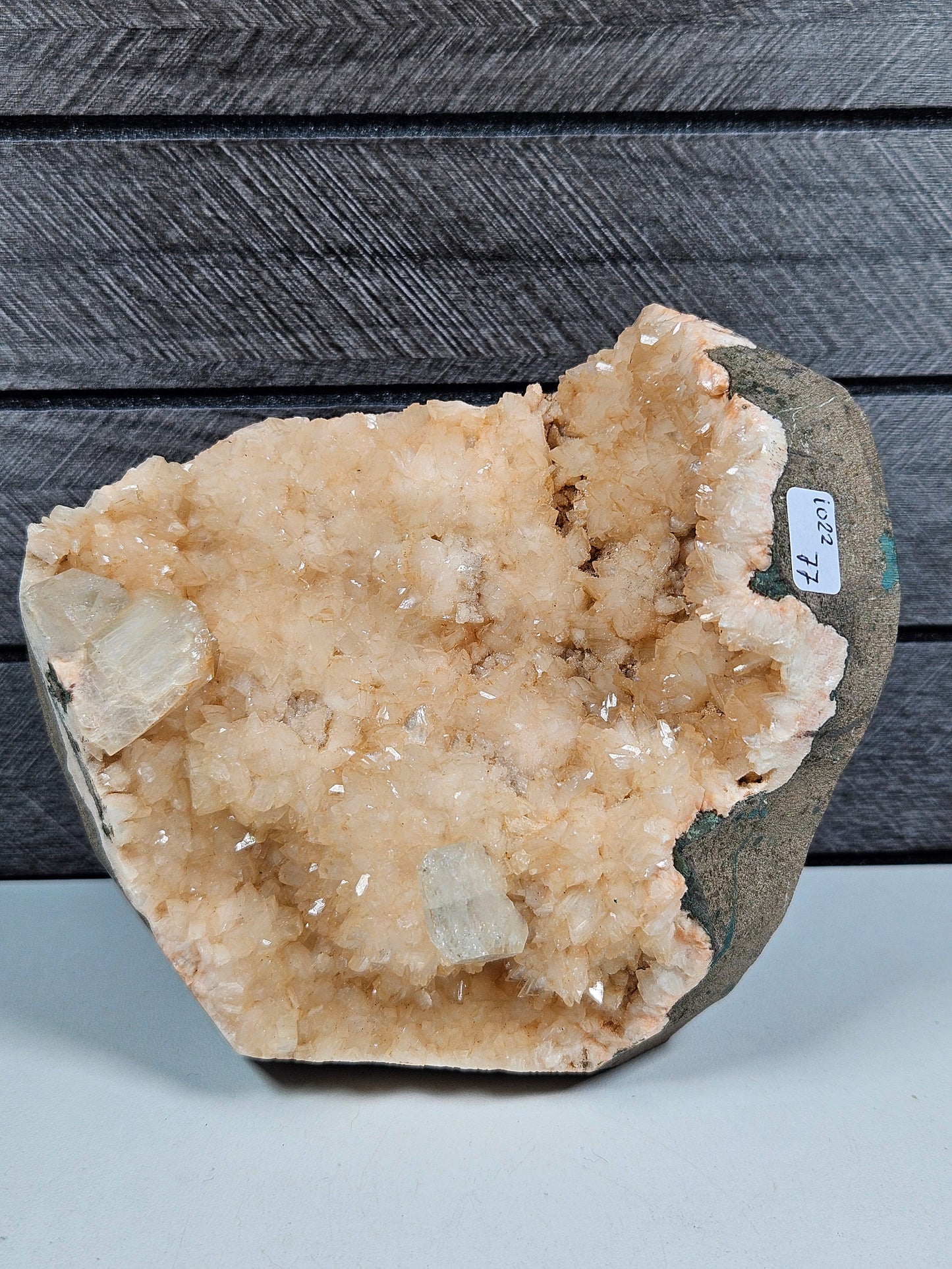 Heulandiet Geode op standvlak 1022 gram