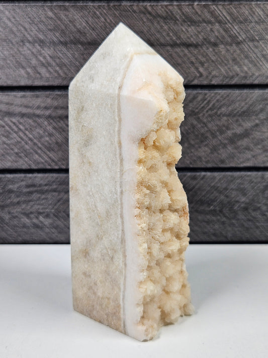 Witte calciet toren 334 gram