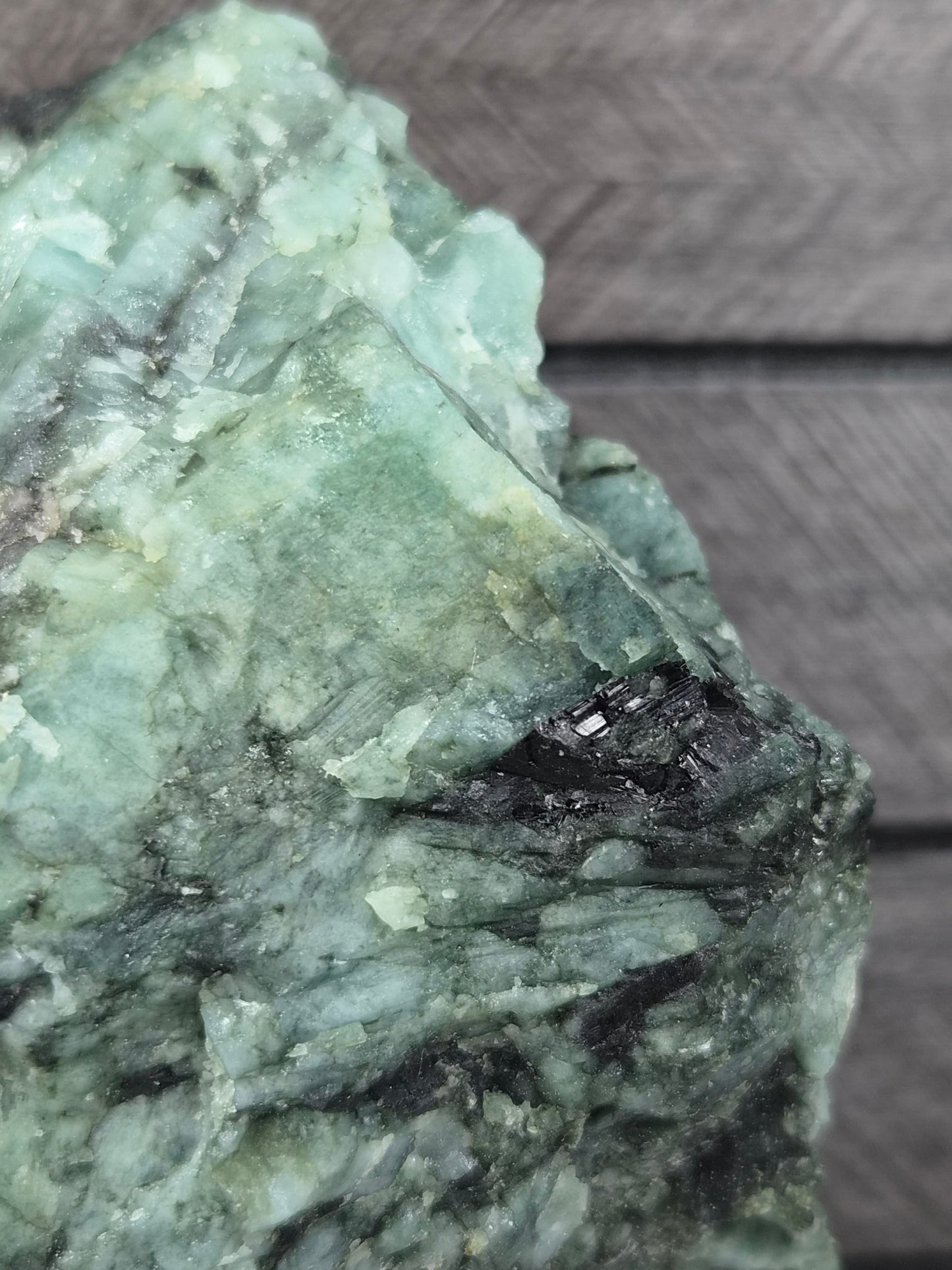 Emerald Ruw op standaard 634 gram