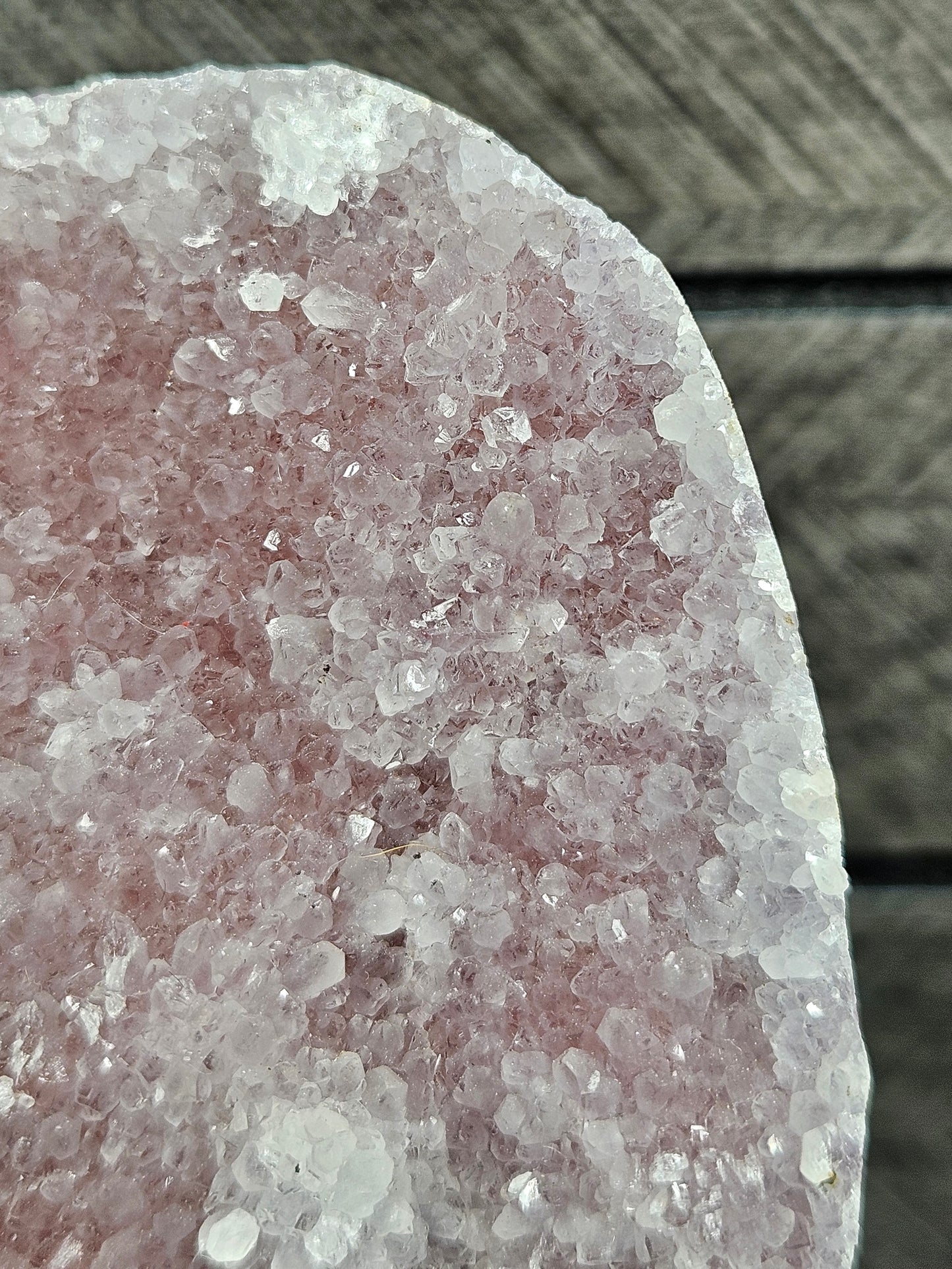 Roze chalcedoon op standvlak 662 gram