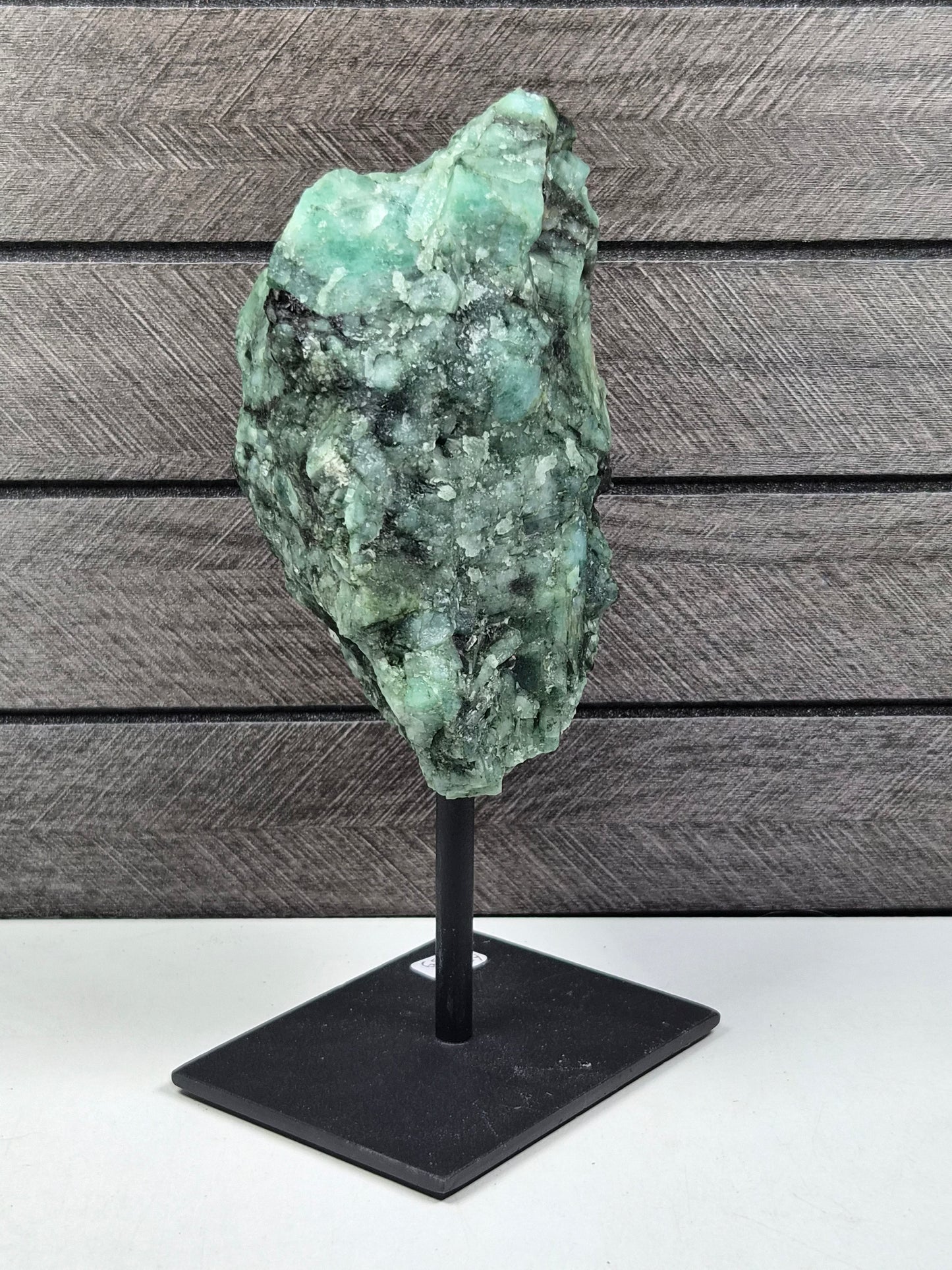 Emerald Ruw op standaard 634 gram