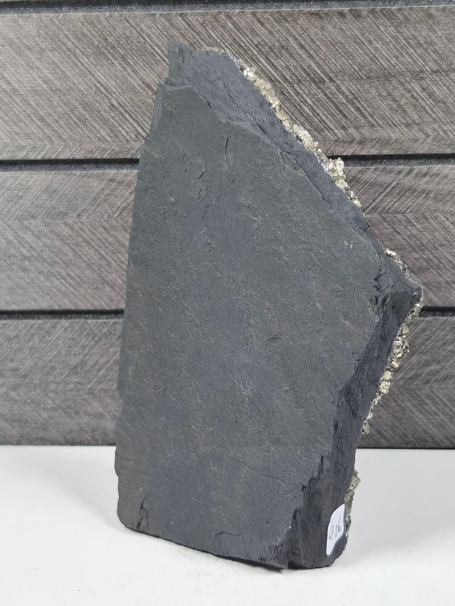 Pyriet op Shungiet Ruw op Standvlak 416 gram