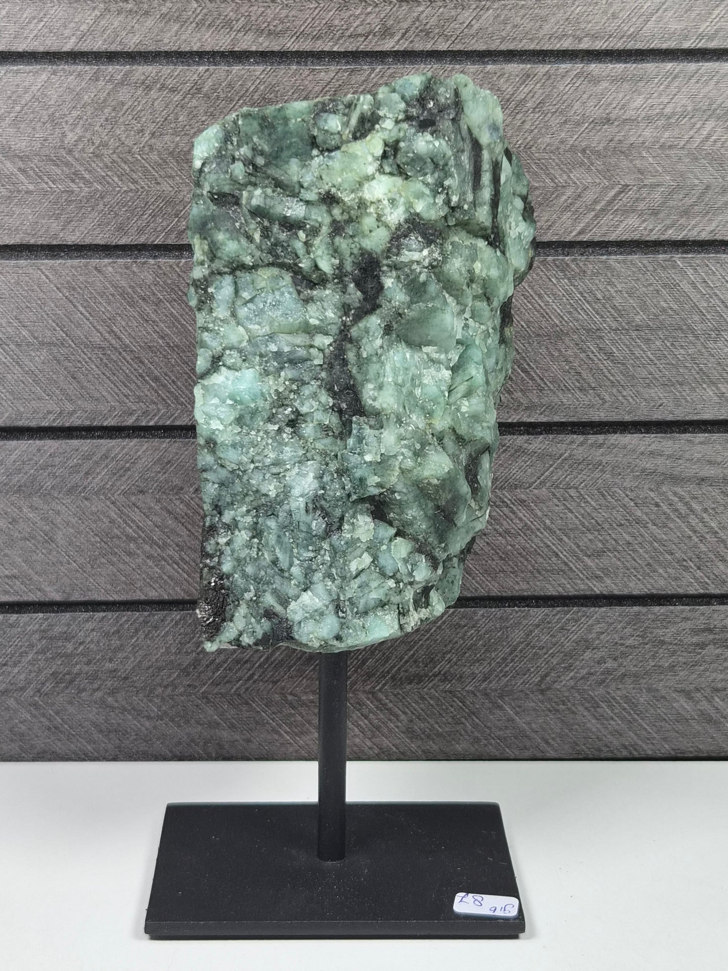 Emerald Ruw op standaard 916 gram