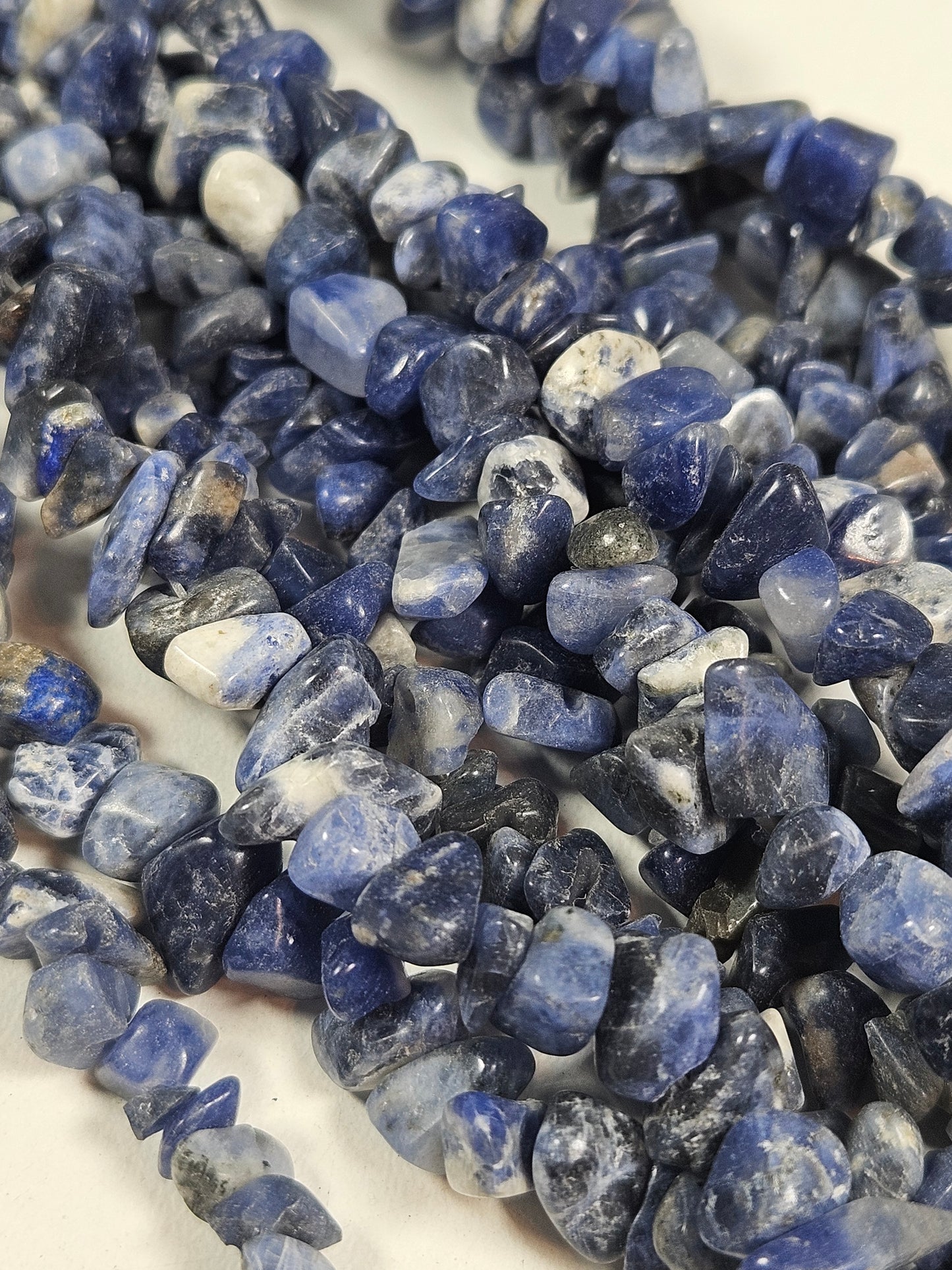 Sodaliet kralenstreng chips (extra lang) 8mm