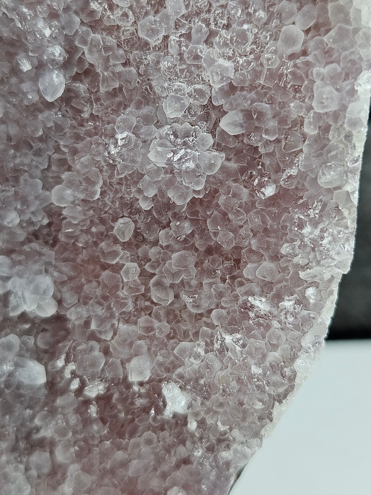 Roze chalcedoon op standvlak  592 gram