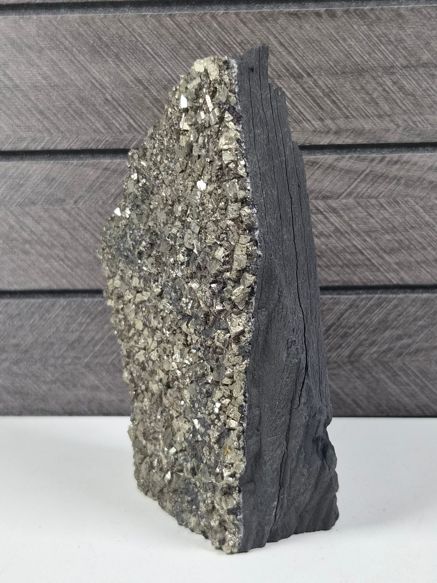 Pyriet op Shungiet Ruw op Standvlak 416 gram