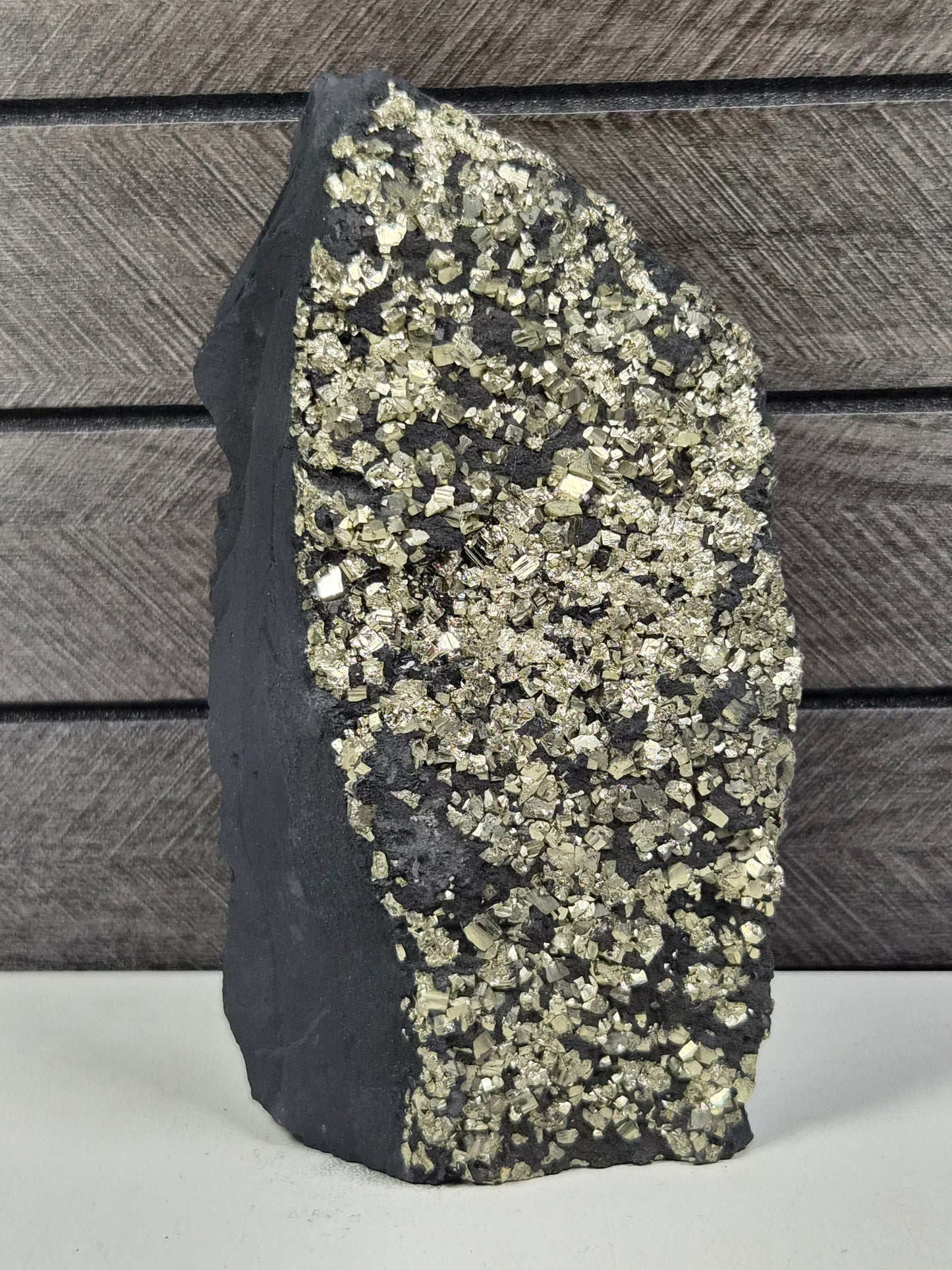 Pyriet op Shungiet Ruw op standvlak 606 gram