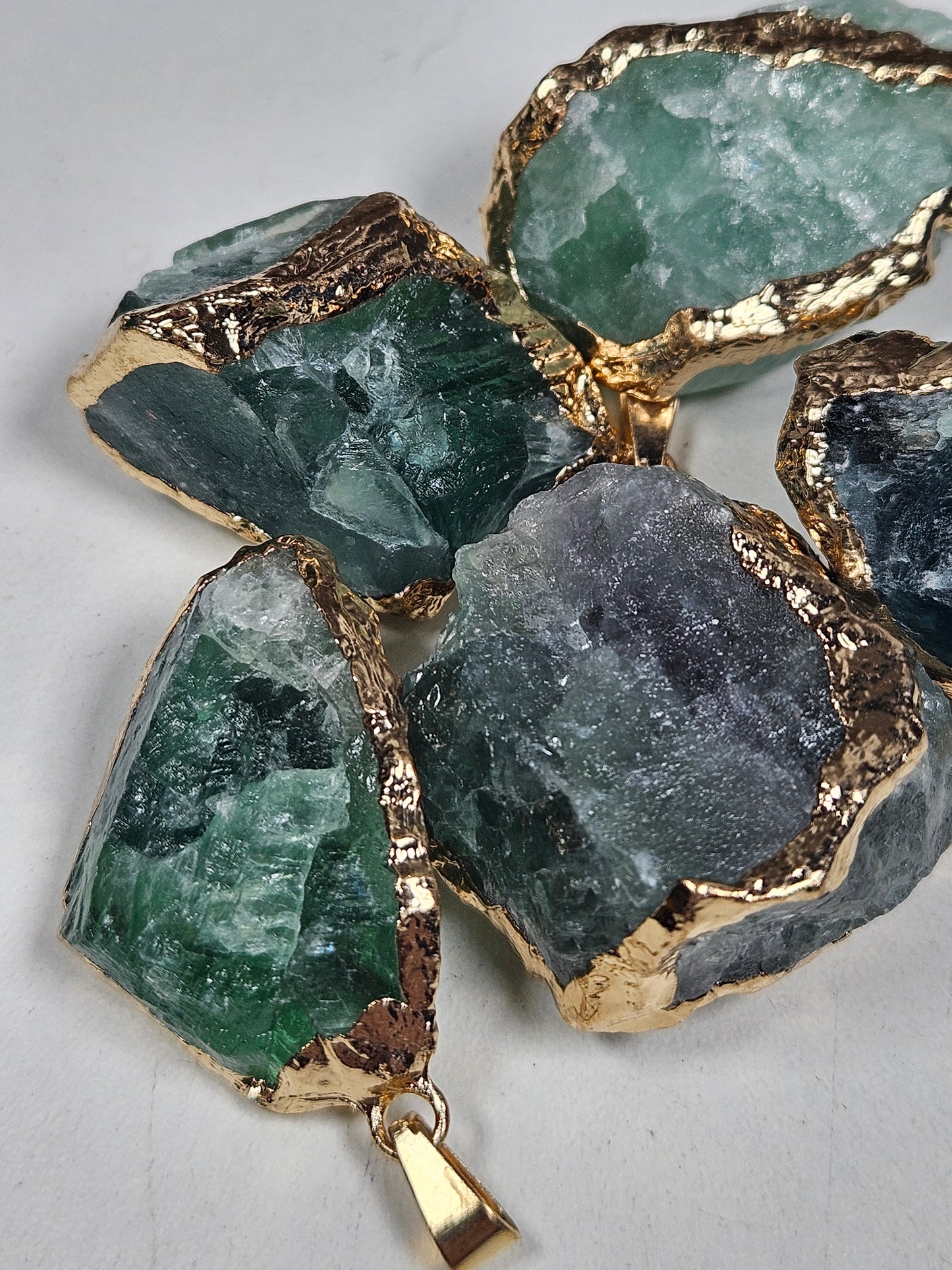 Ruwe groene Fluoriet goud hanger met ketting