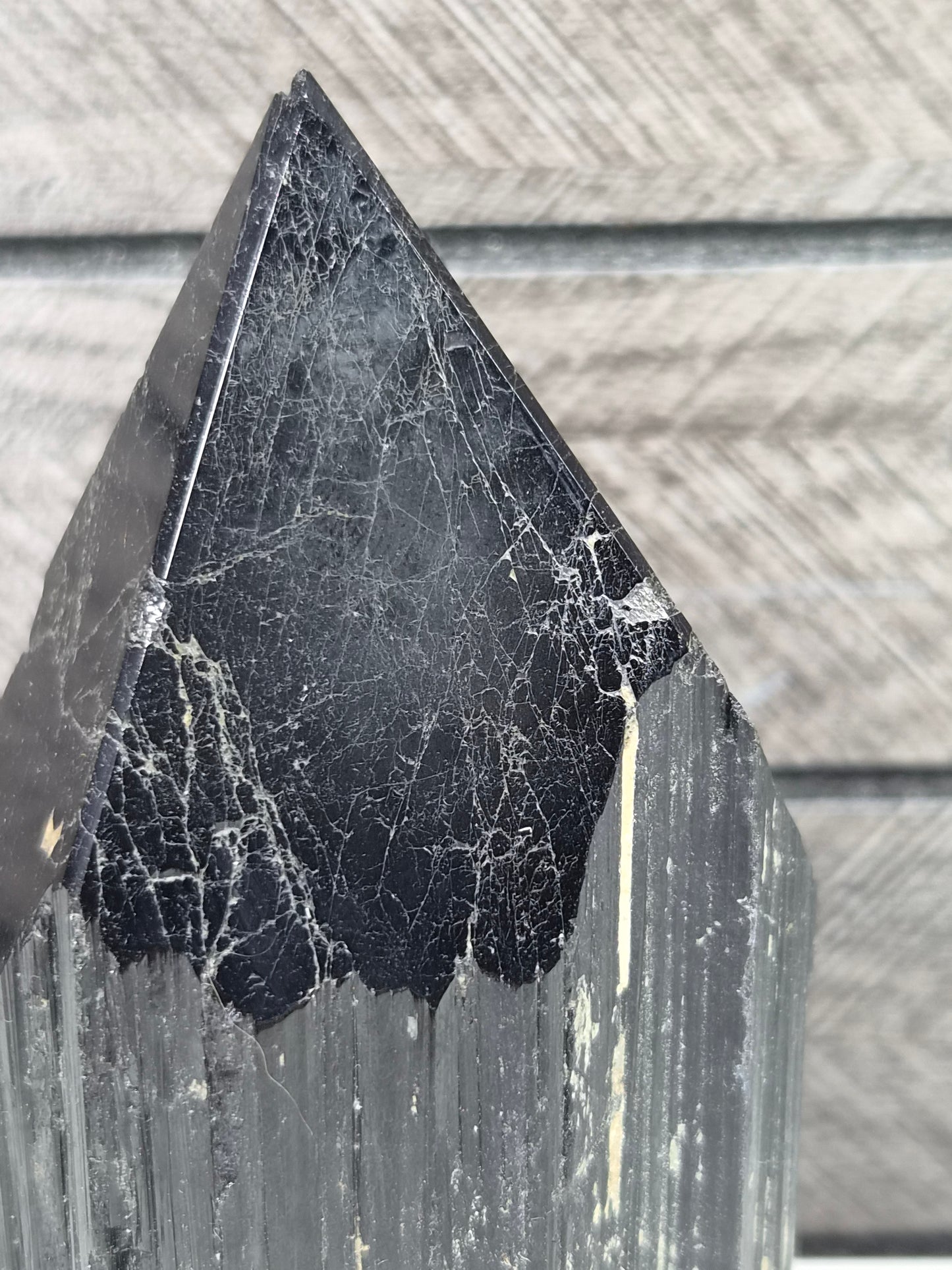 Zwarte toermalijn toren 390 gram