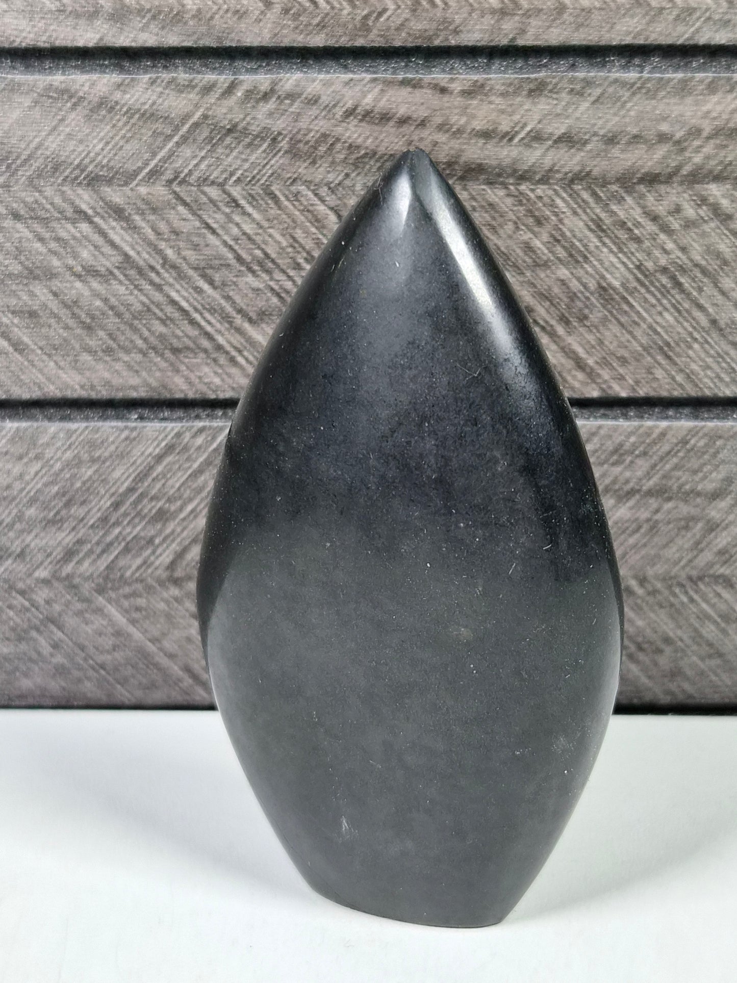 Zwarte toermalijn sculptuur 152 gram