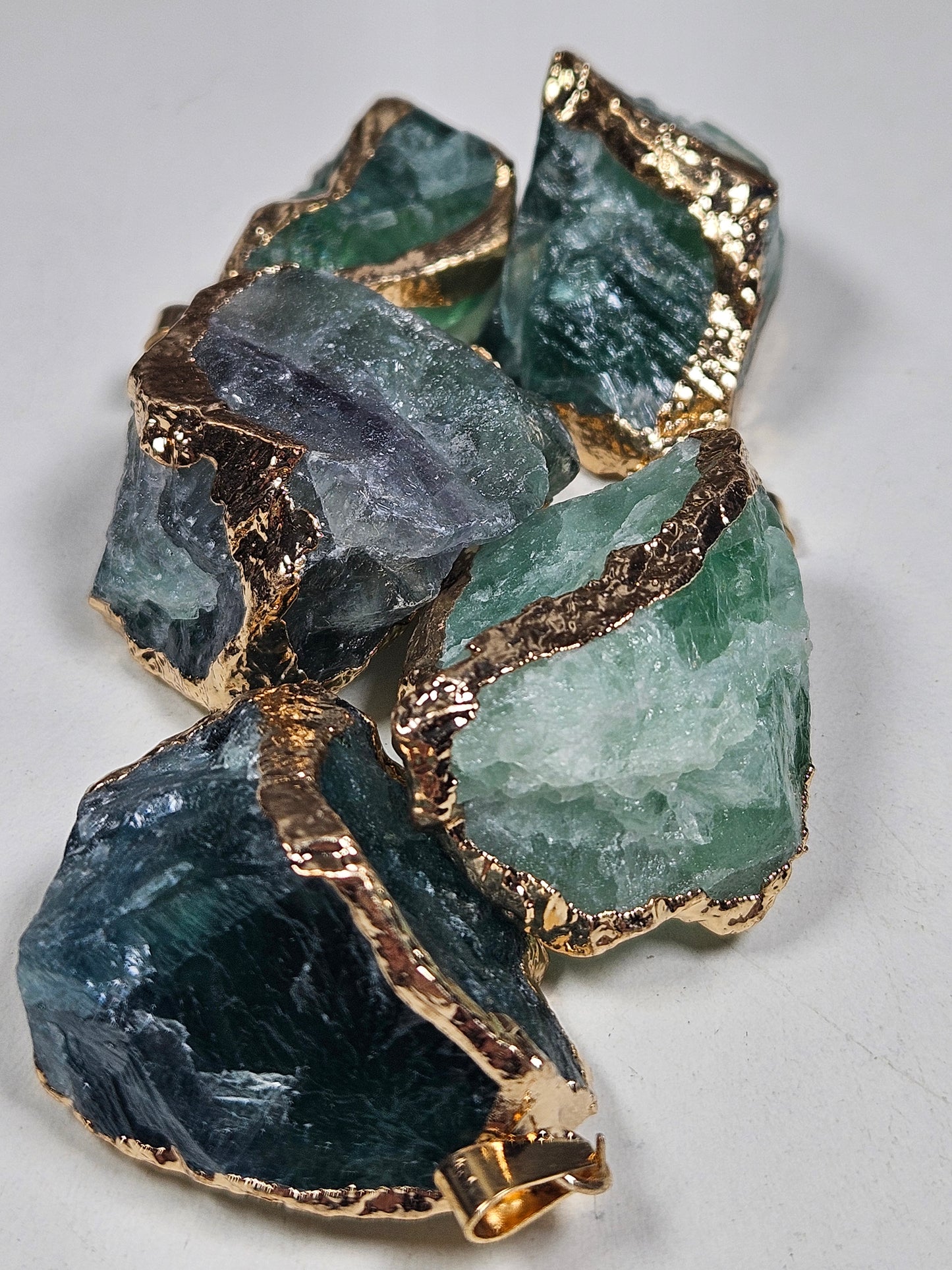Ruwe groene Fluoriet goud hanger met ketting