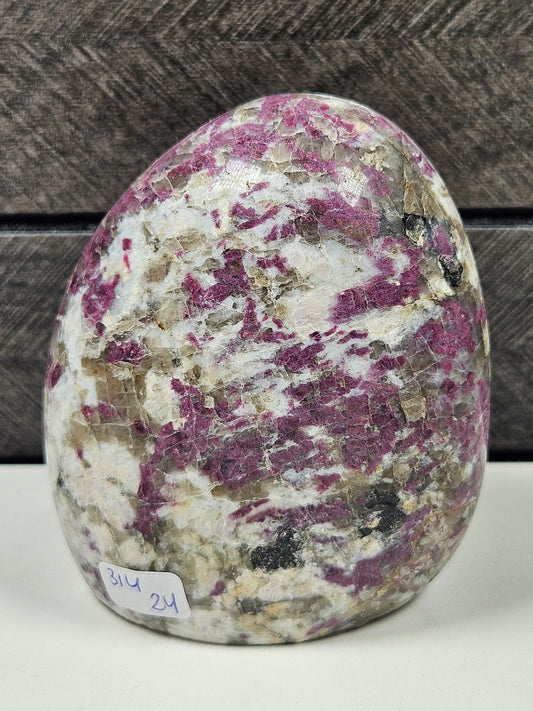 Roze toermalijn in kwarts sculptuur 314 gram