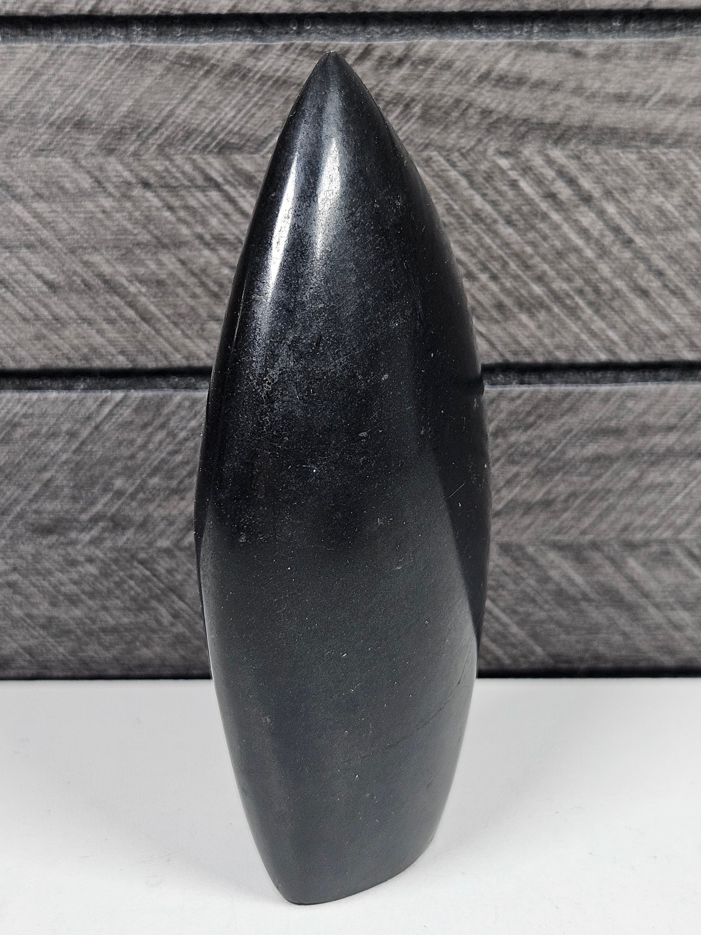 Schwarzer Turmalin Skulptur 144 Gramm
