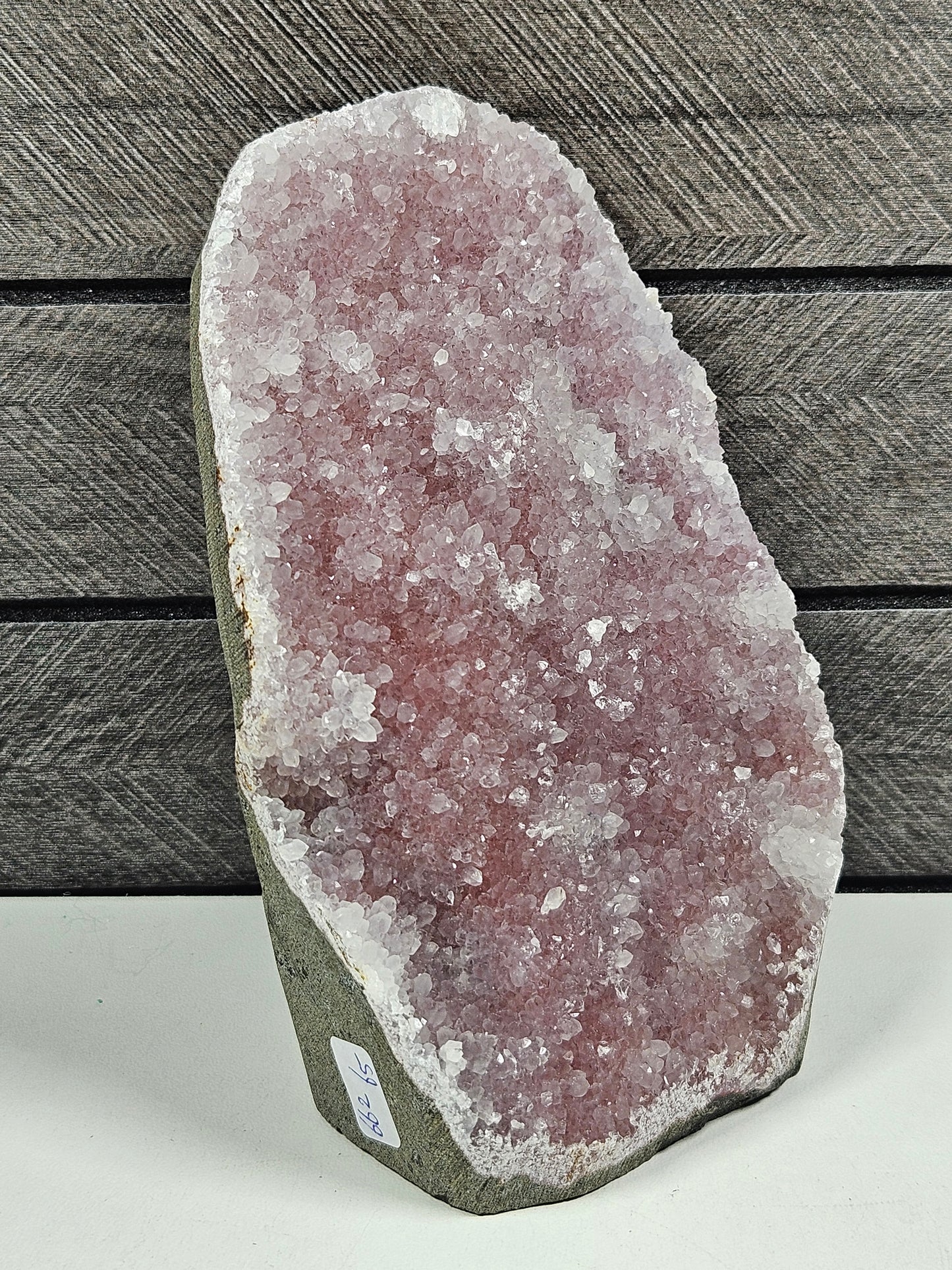 Roze chalcedoon op standvlak 662 gram