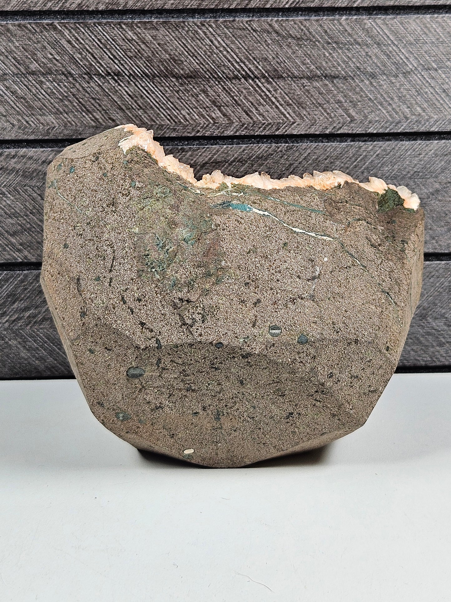 Heulandiet Geode op standvlak 1022 gram