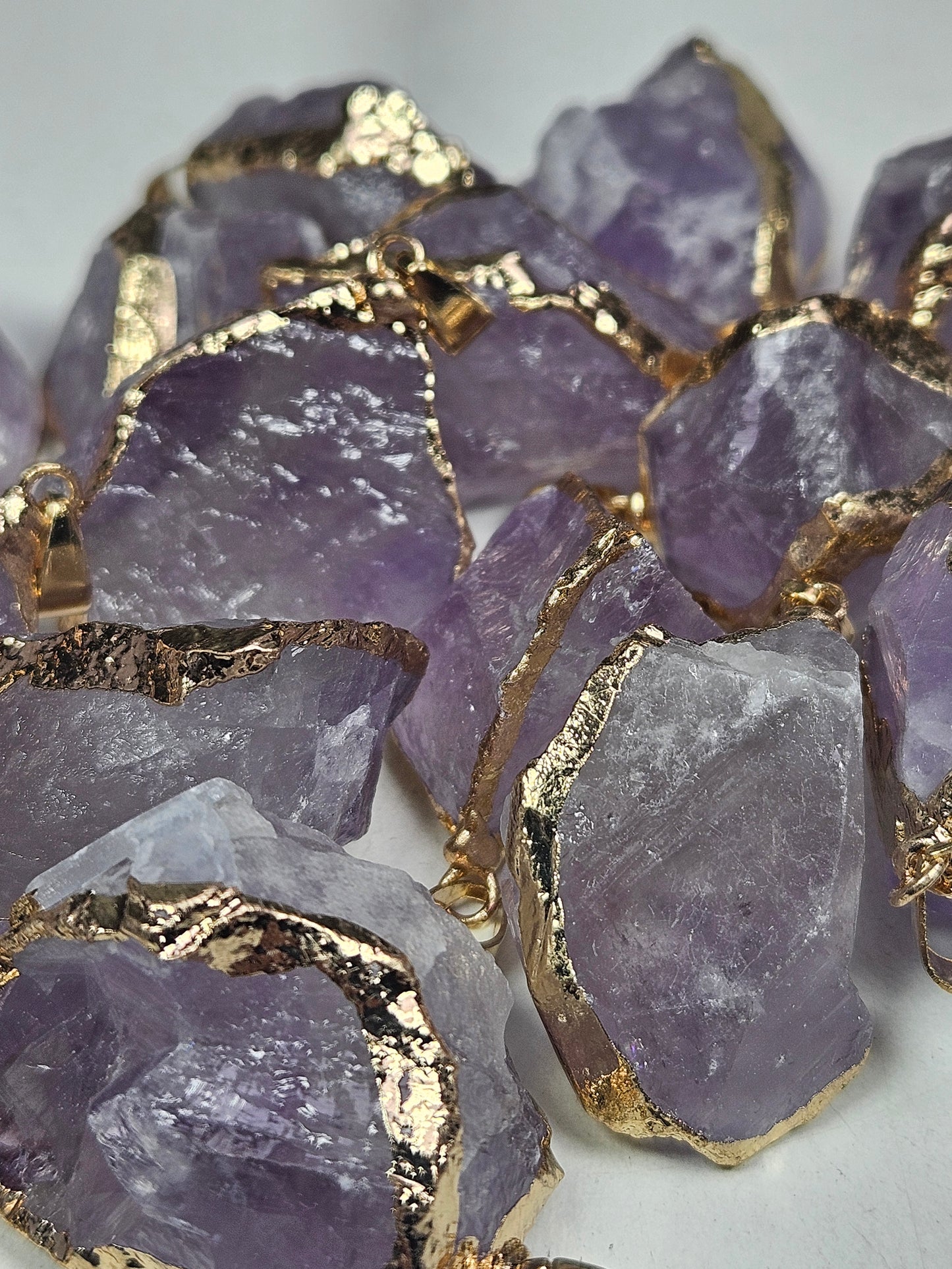 Ruwe Amethist goud hanger met ketting (licht)