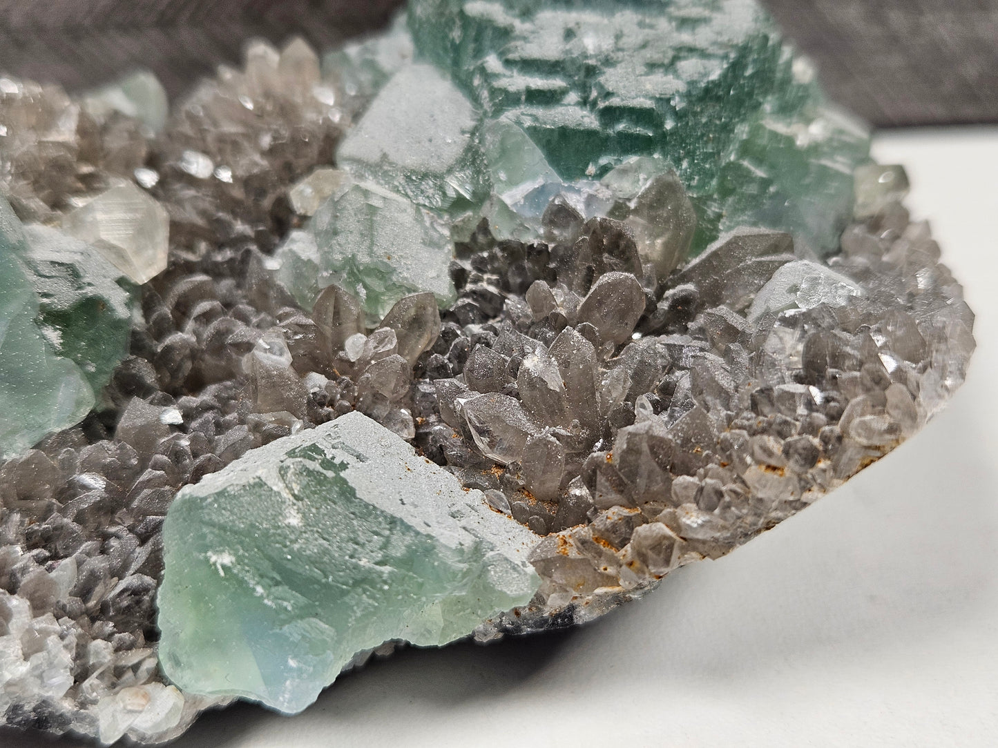 Fluoriet en calciet op kwarts 390 gram
