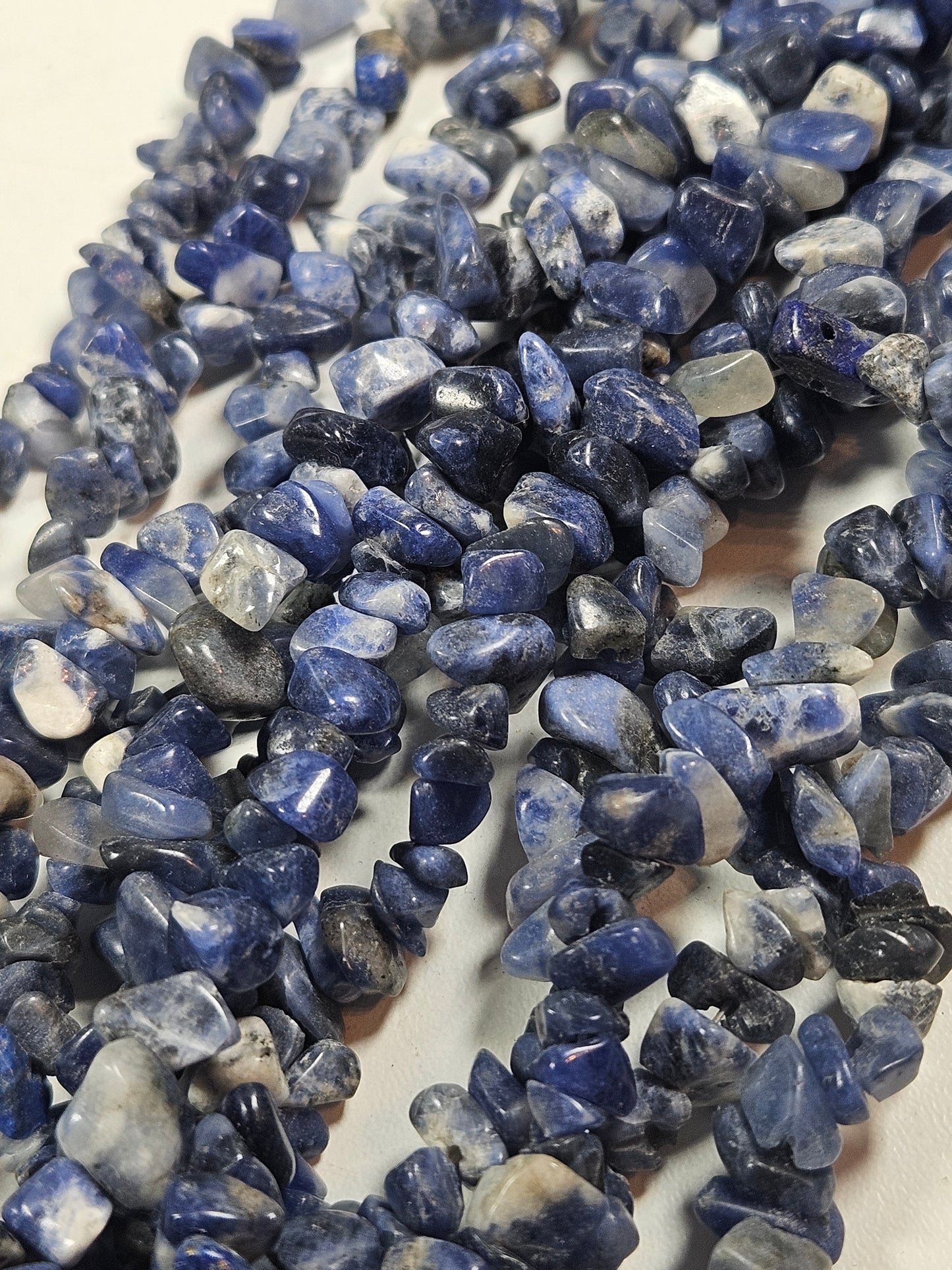 Sodaliet kralenstreng chips (extra lang) 8mm