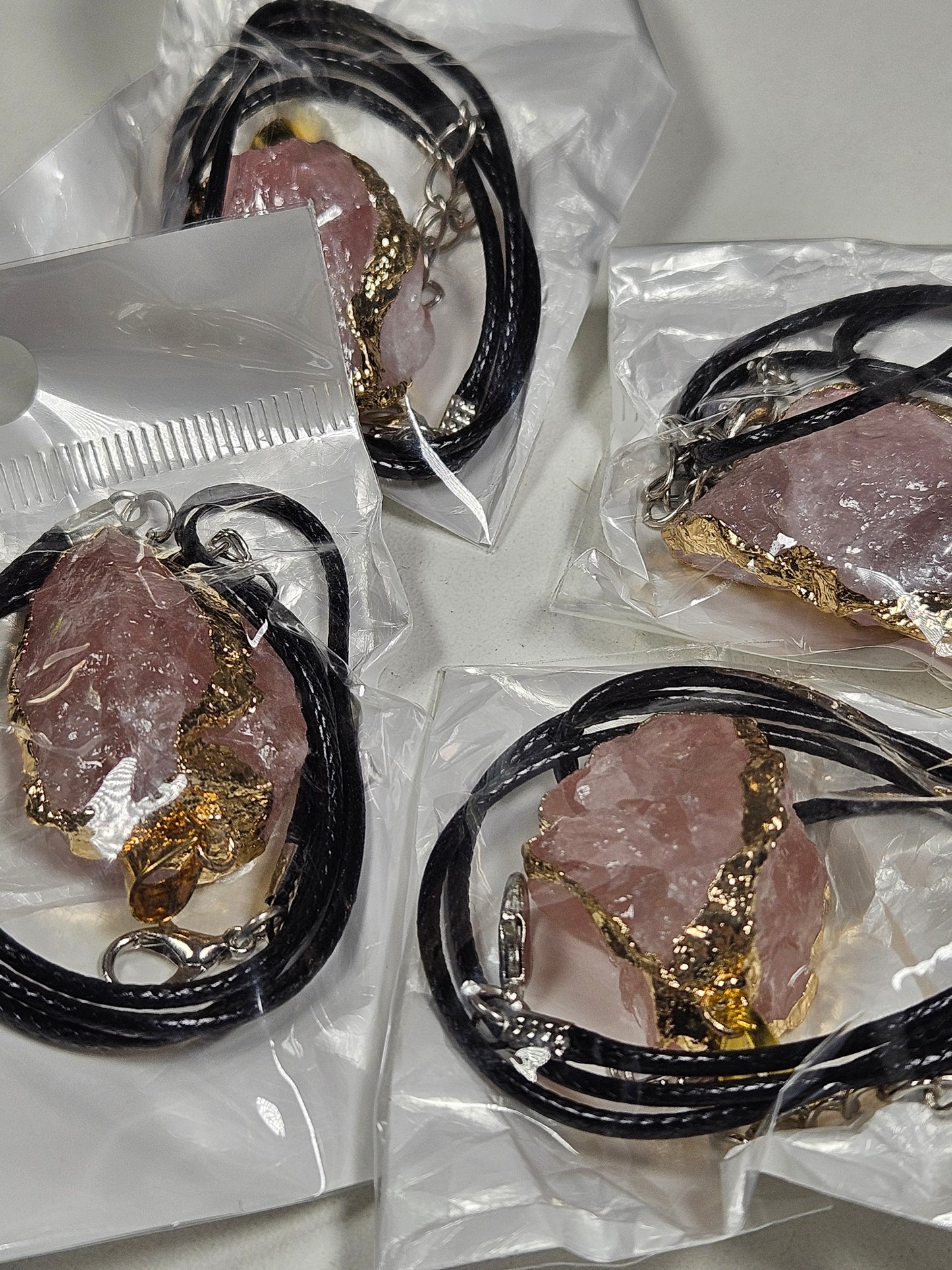 Ruwe Rozenkwarts goud hanger met ketting