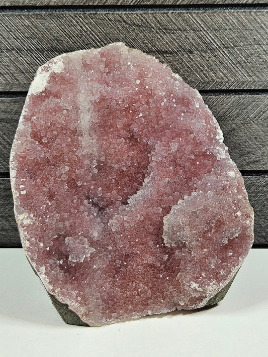 Roze chalcedoon op standvlak 1018 gram