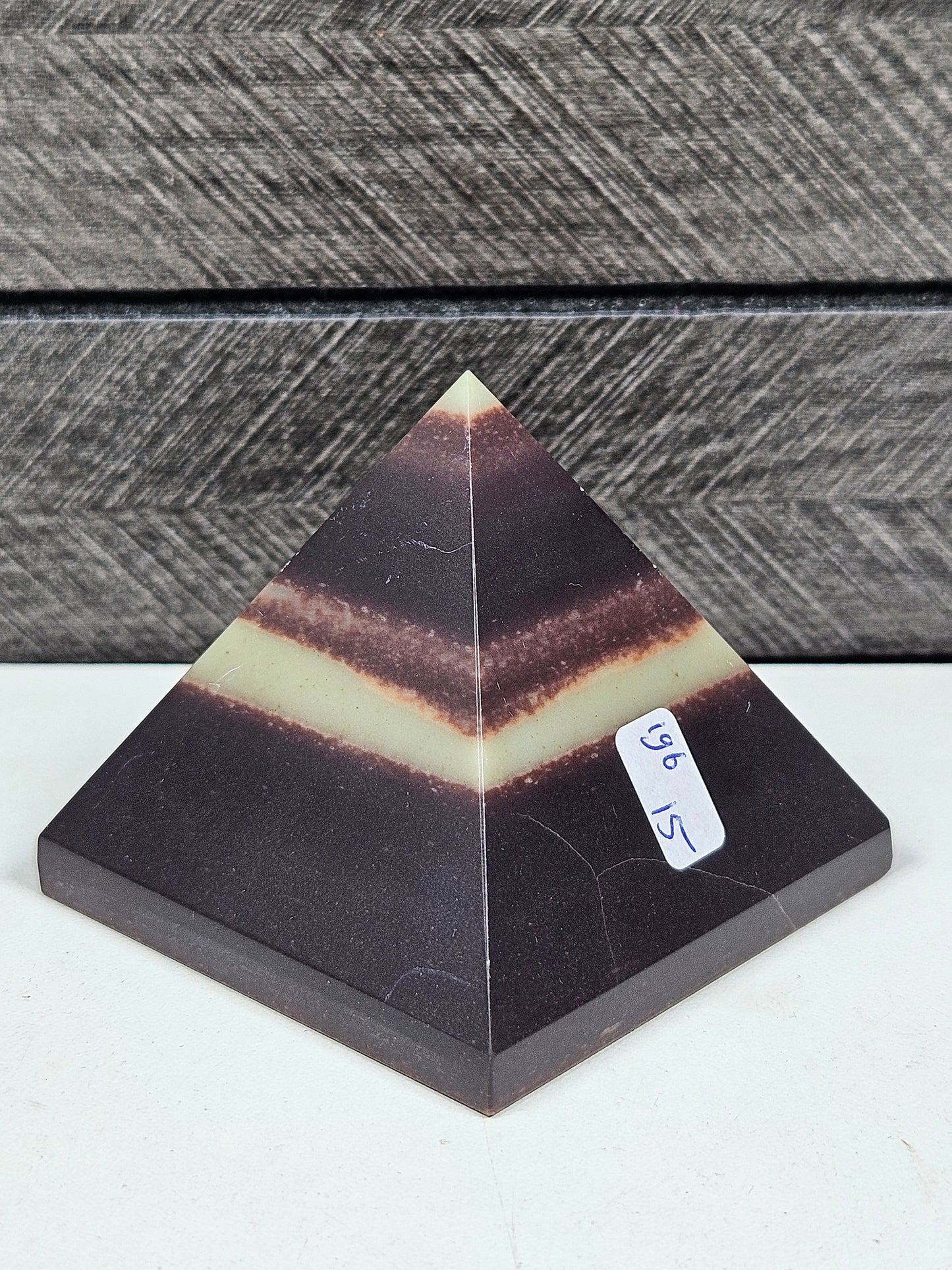 Purple Robe Jade Piramide 196 gram