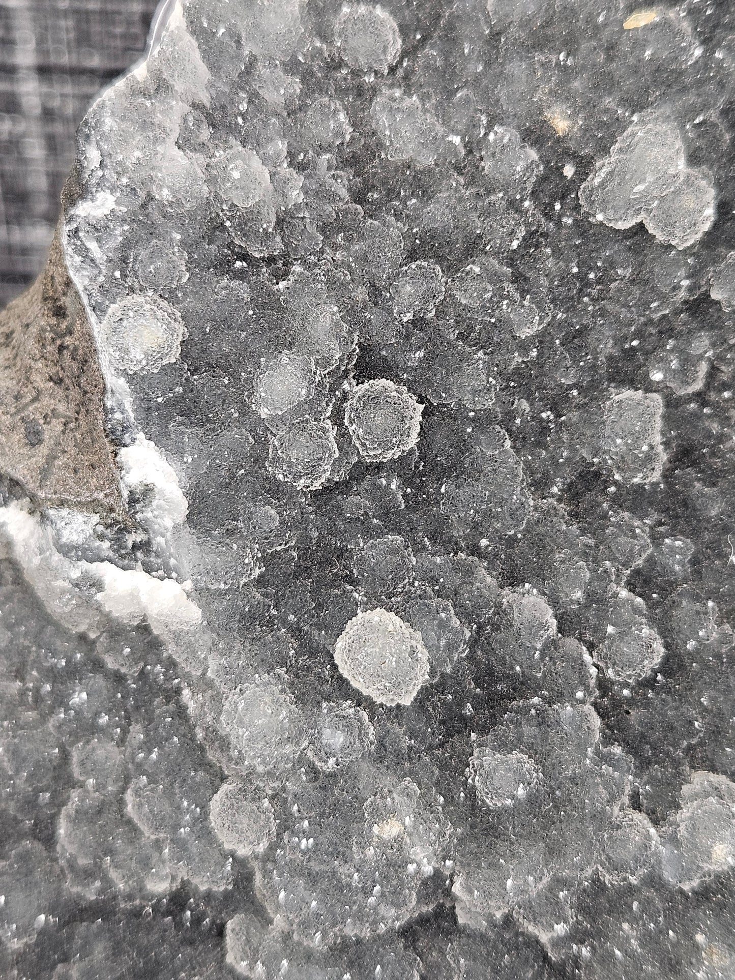 Chalcedoon op standvlak 912 gram