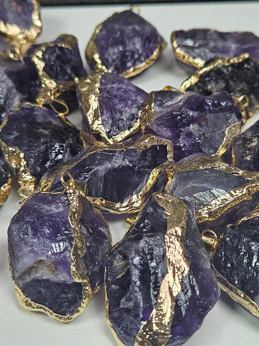 Ruwe Amethist goud hanger met ketting (donker)