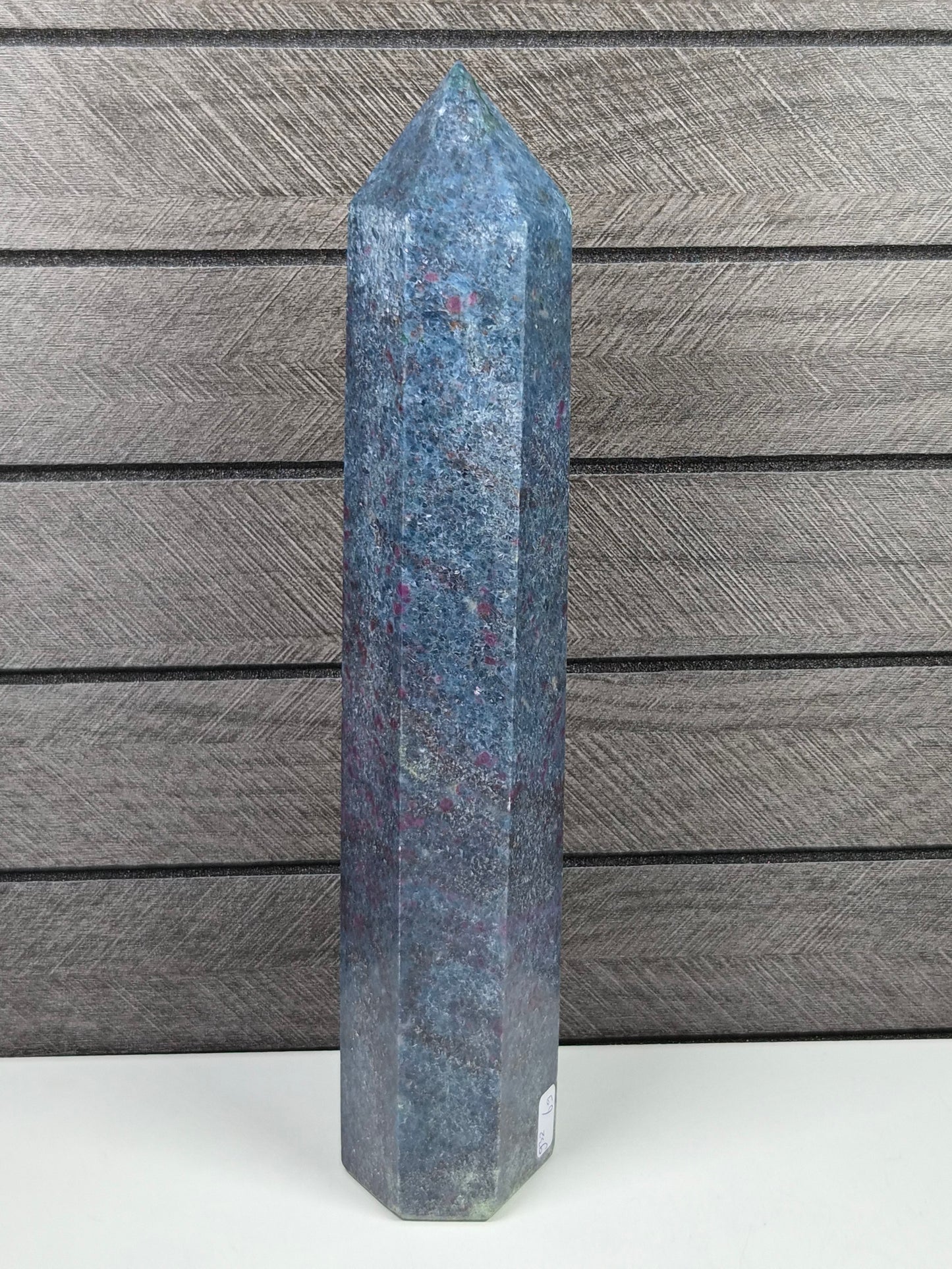 Kyaniet met Robijn toren 932 gram
