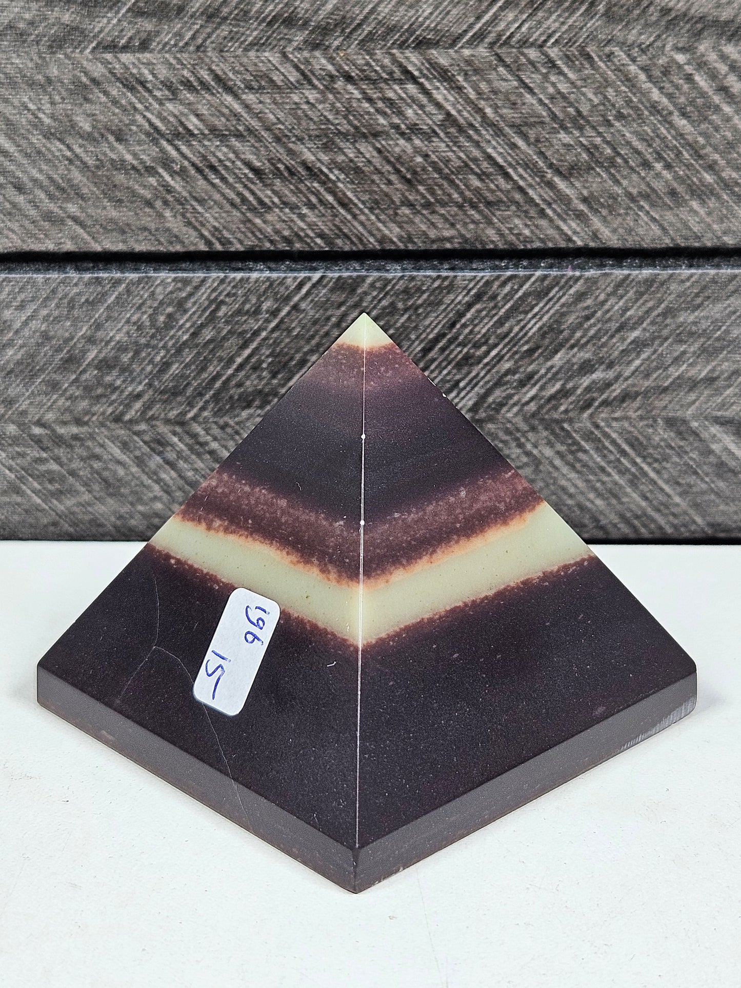 Purple Robe Jade Piramide 196 gram