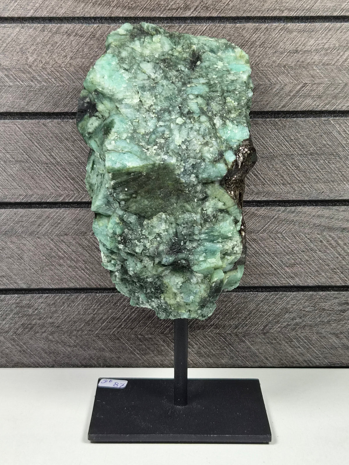 Emerald Ruw op standaard 916 gram