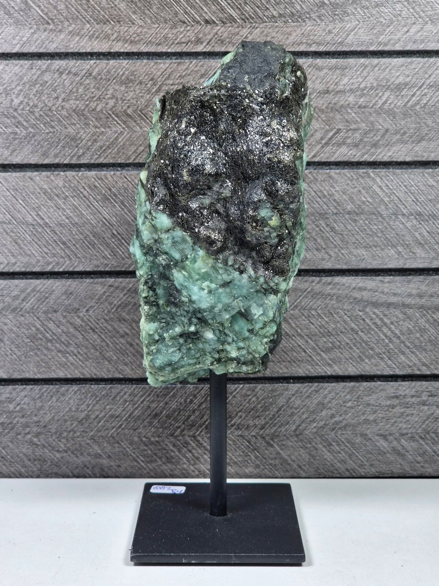 Emerald Ruw op standaard 882 gram