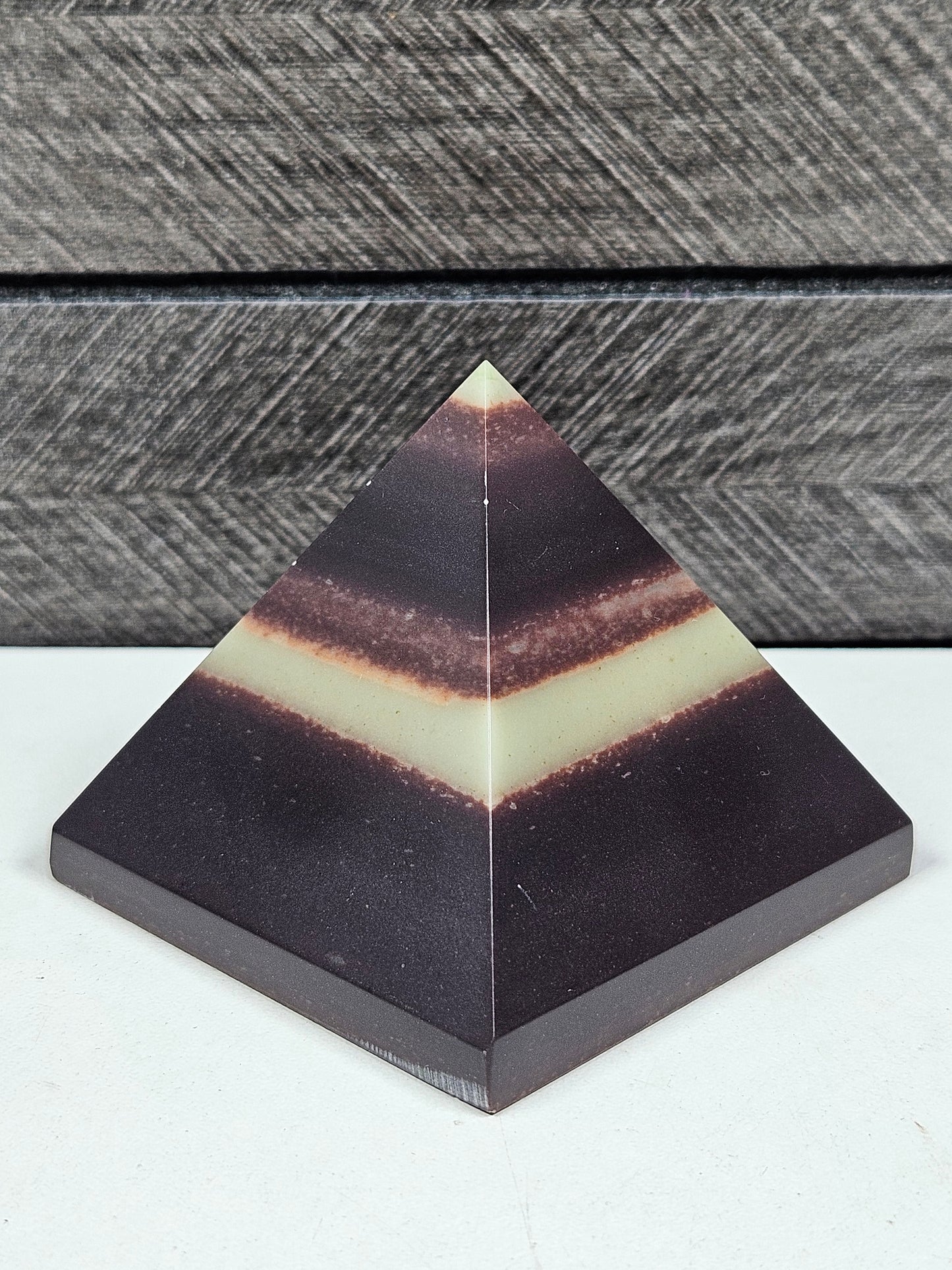 Purple Robe Jade Piramide 196 gram