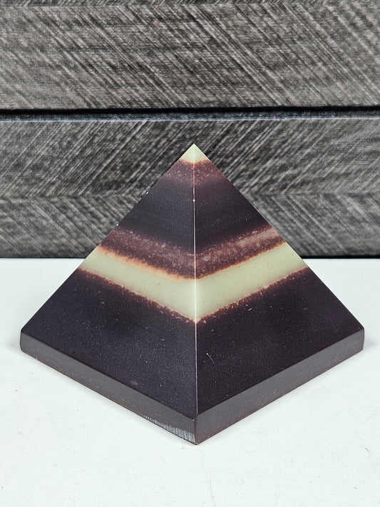 Purple Robe Jade Piramide 196 gram