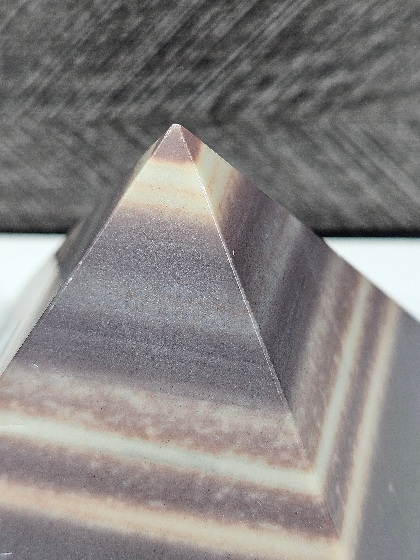 Purple Robe Jade Piramide 174 gram
