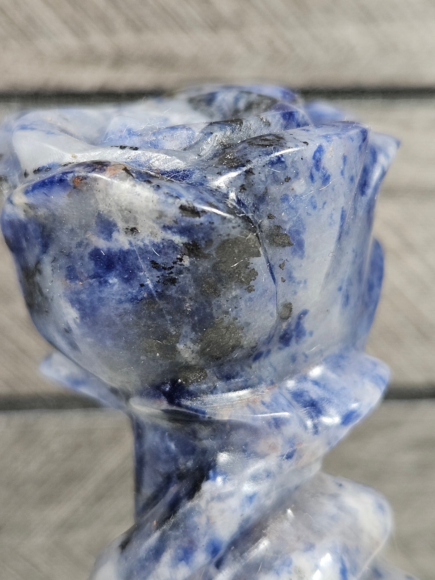 Sodaliet Roos in Skelettenhand 140 gram