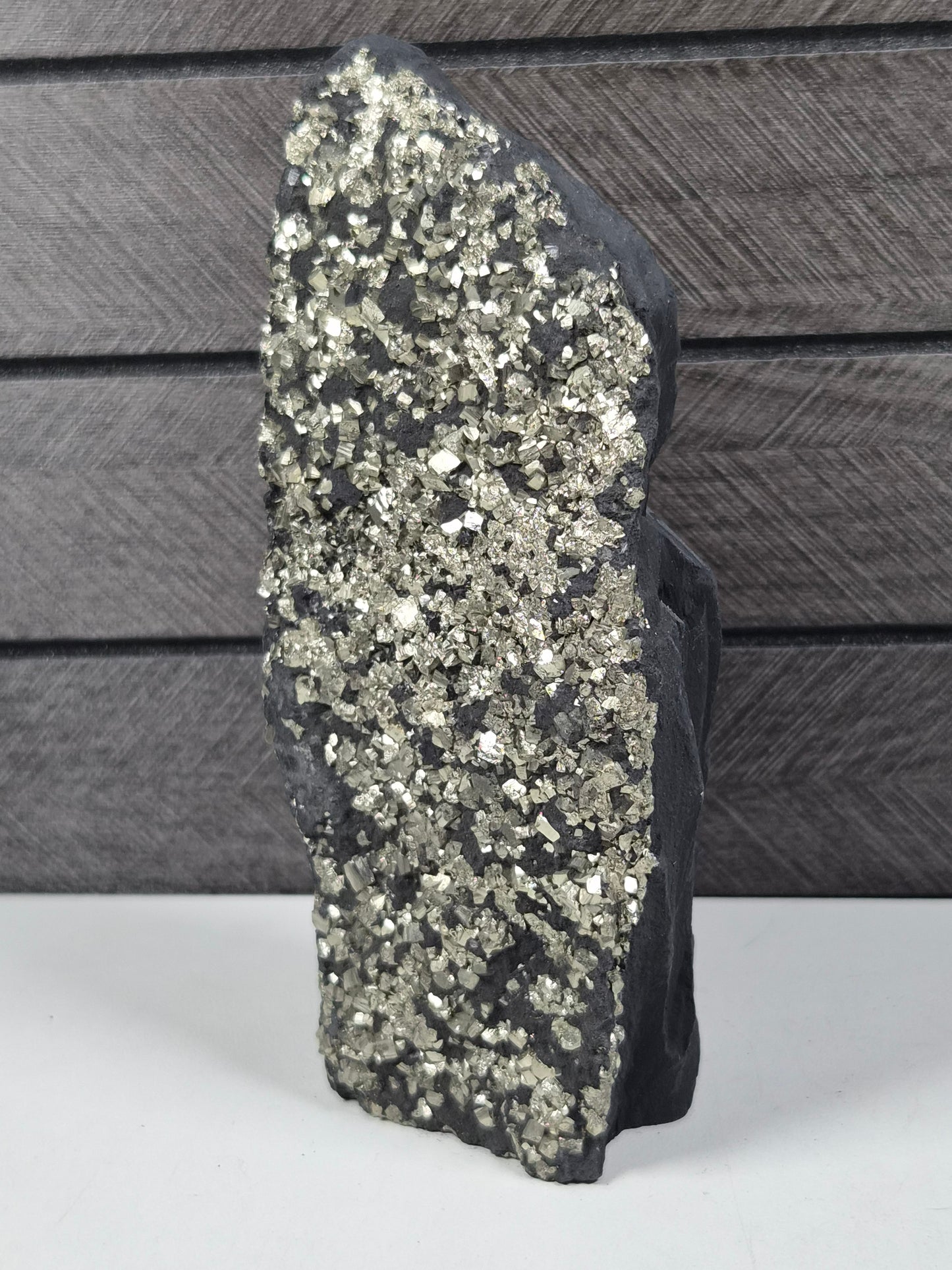 Pyriet op Shungiet Ruw op standvlak 606 gram