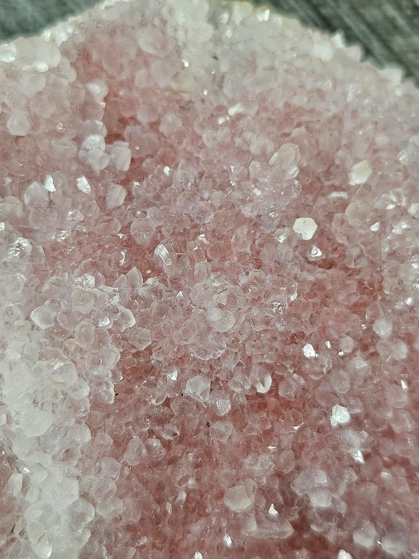 Roze chalcedoon op standvlak 1018 gram