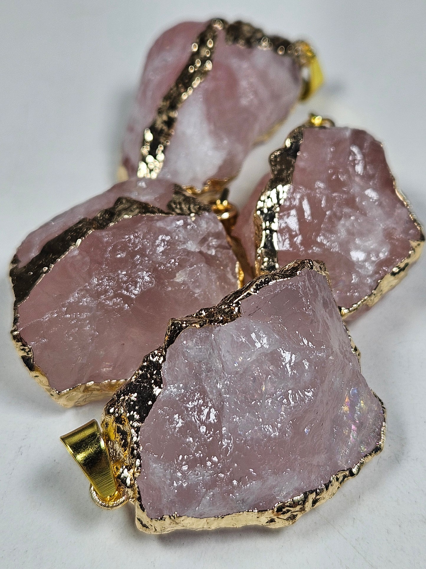 Ruwe Rozenkwarts goud hanger met ketting