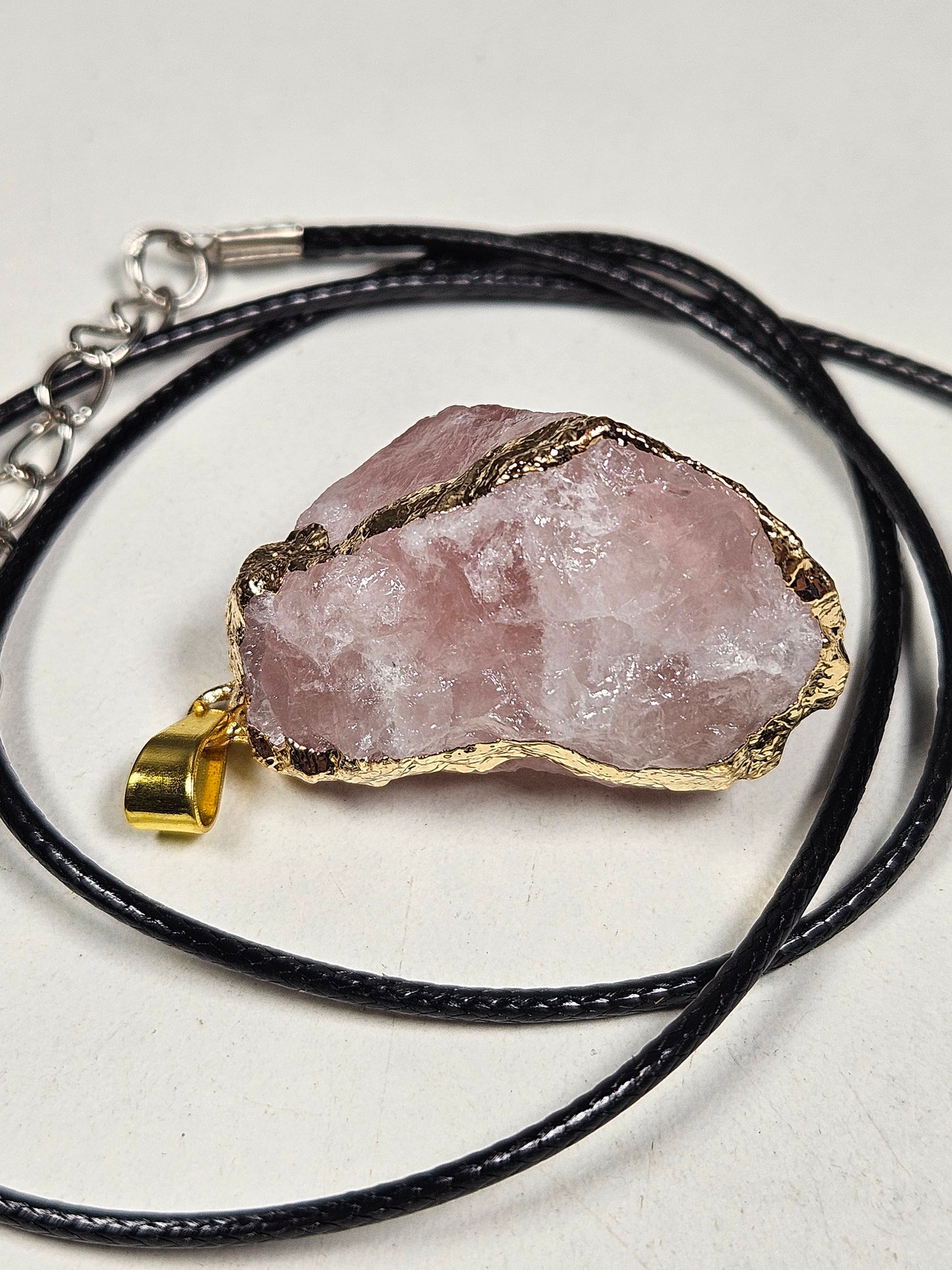 Ruwe Rozenkwarts goud hanger met ketting