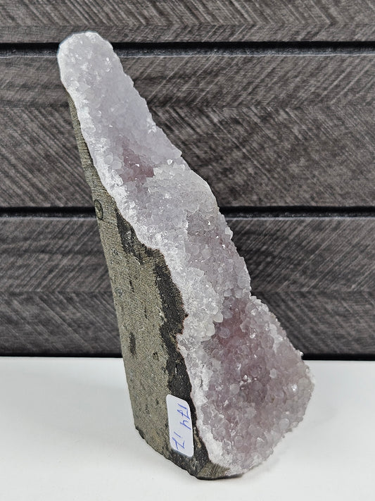 Roze chalcedoon op standvlak 174 gram