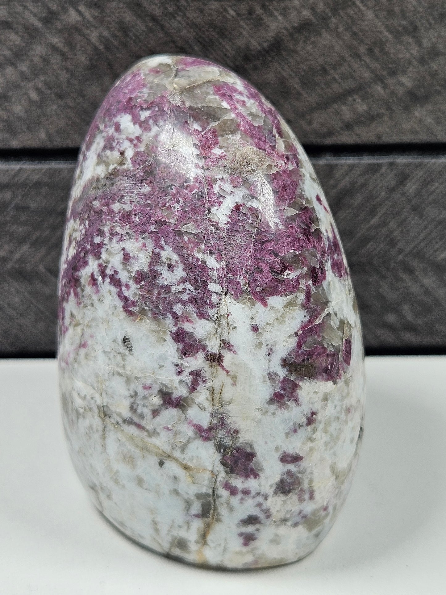 Roze toermalijn in kwarts sculptuur 314 gram