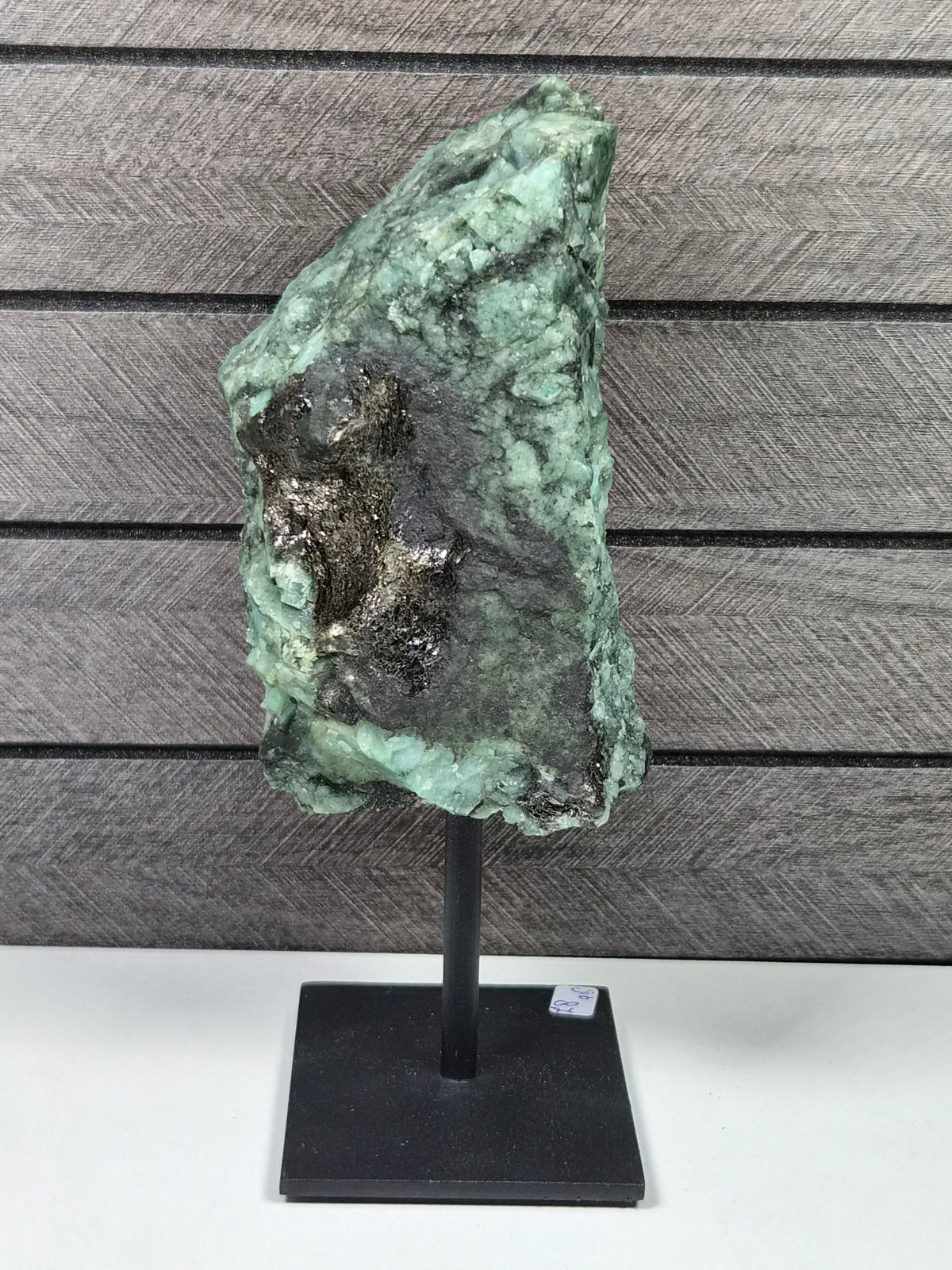 Emerald Ruw op standaard 916 gram