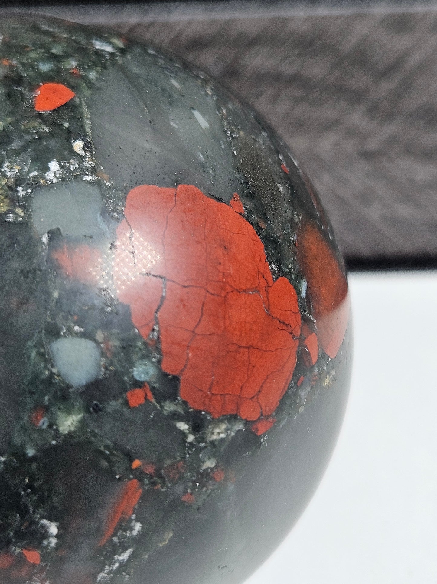 Afrikaanse bloedsteen bol 310 gram