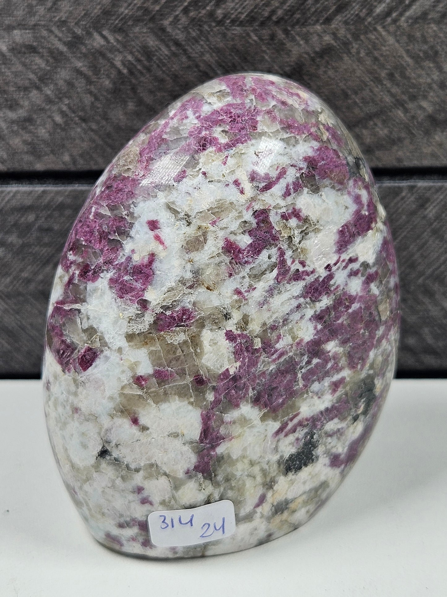 Roze toermalijn in kwarts sculptuur 314 gram
