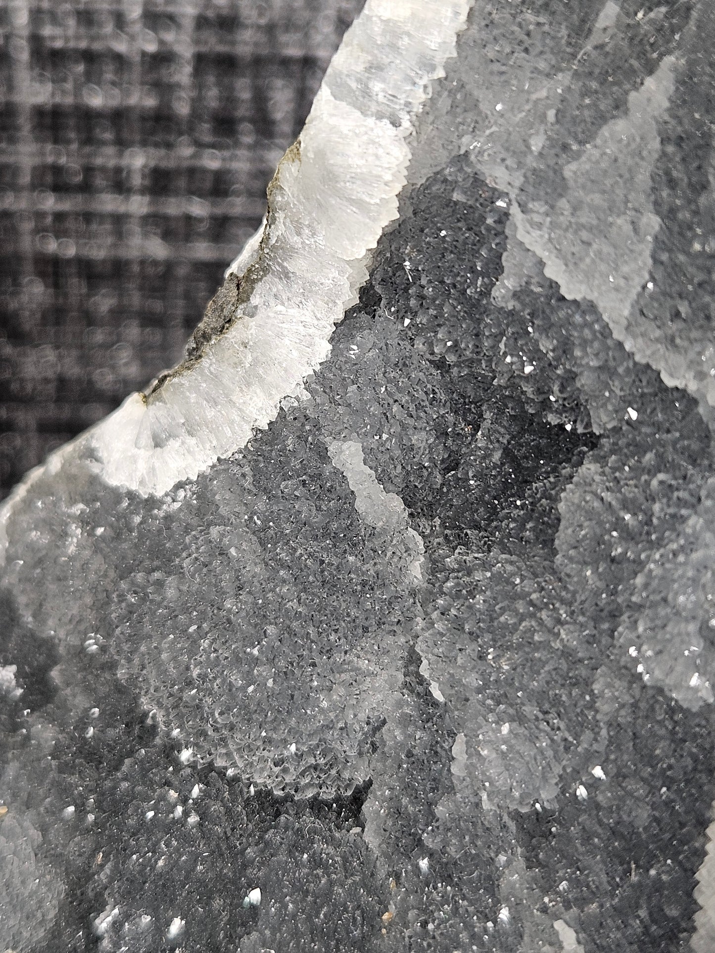 Chalcedoon op standvlak 738 gram